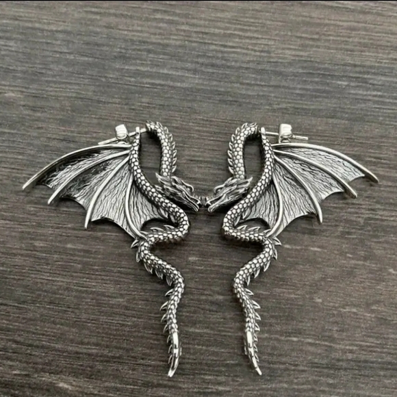 Dragon Design Stud Earrings - Picture 2 of 4